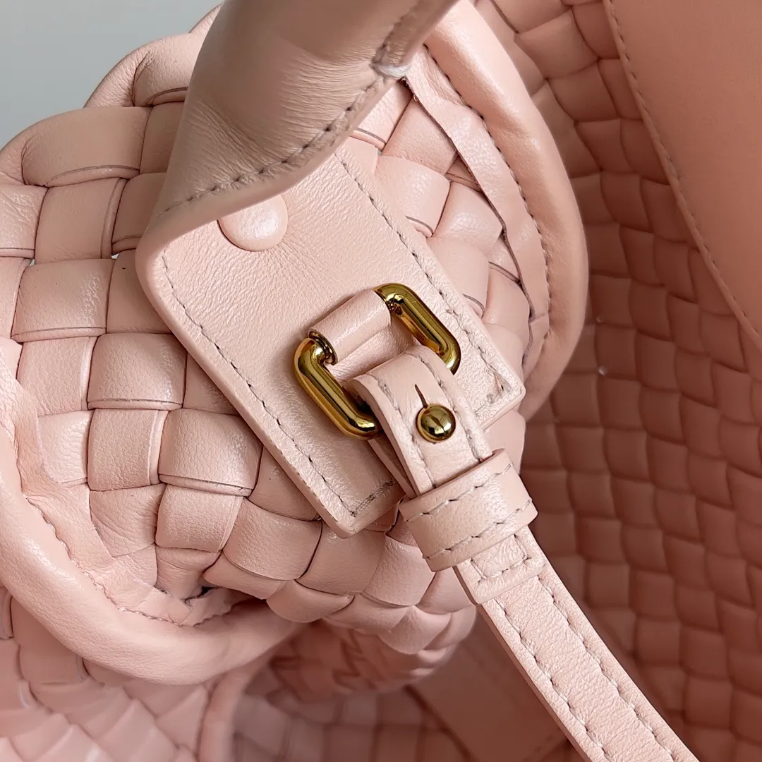 Batch 1760 BOTTEGA VENETA's new mini COBBLE bag. This season's mini Cobble series brings a new style of handbag. The body of the bag resembles the shape of a "Yuanbao", giving you good luck throughout autumn and winter! This Yuanbao bag is made of three pieces of quilted cotton and has an unlined body, showing its quiet power. The bag is carefully designed to create a three-dimensional look. The joints and edges are decorated with lambskin strips to create a sense of simplicity. The handbag is not lined, so you can directly appreciate the consistent lambskin on the outside and inside. It is beautiful both inside and outside. The top handle of this handbag is made of leather-wrapped rope and is quite sturdy. The detachable shoulder strap is secured by a leather buckle inside the bag. Can be carried by hand, carried on the shoulder or cross-body, very easy to match! Style number: 805739 Size: 23*11*8cm